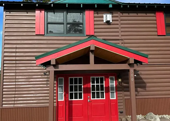 The Red Bears Den, Walk To River & Lake, In Town